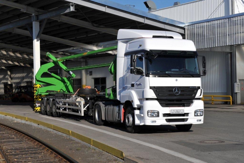Předání dvou překladačů Steelbro SB 362