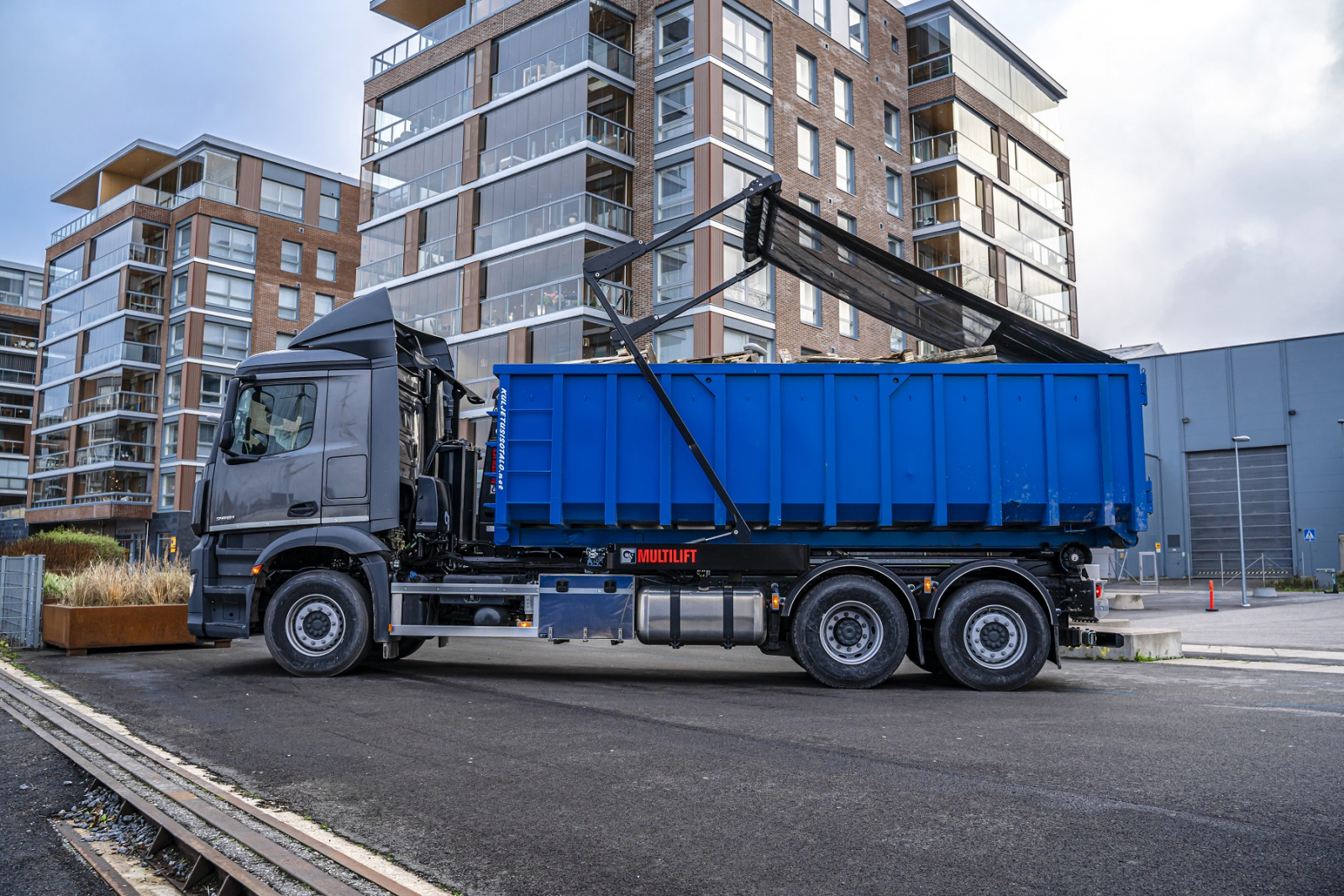 NEW AUTOMATIC COVER FOR MULTILIFT HOOKLIFTS