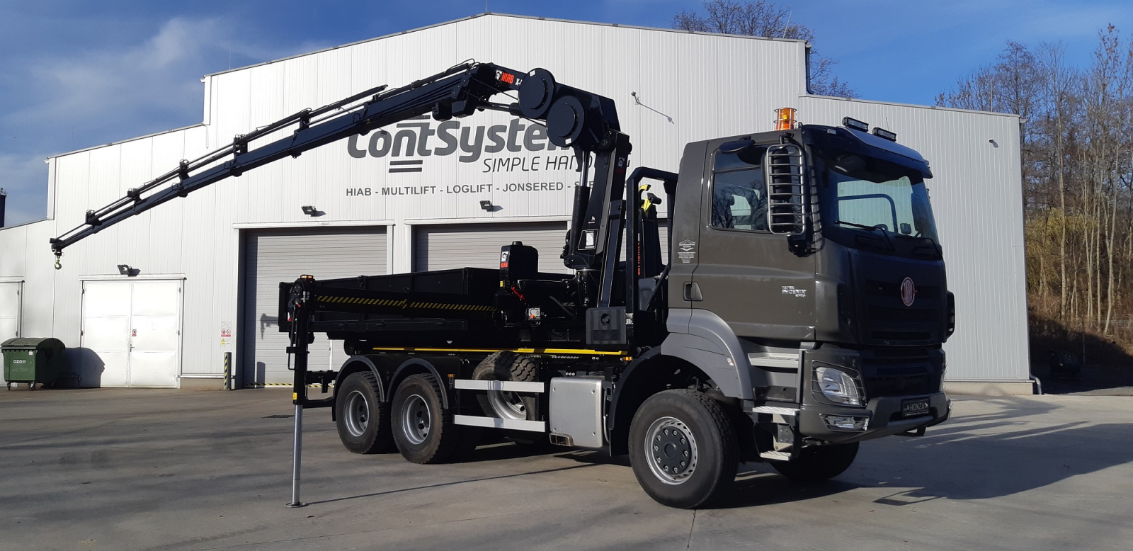 Hiab X-HiPro 232 na snímatelné plošině flatrack pro společnost zabývající se opravami, revizemi a zkouškami elektrických zařízení