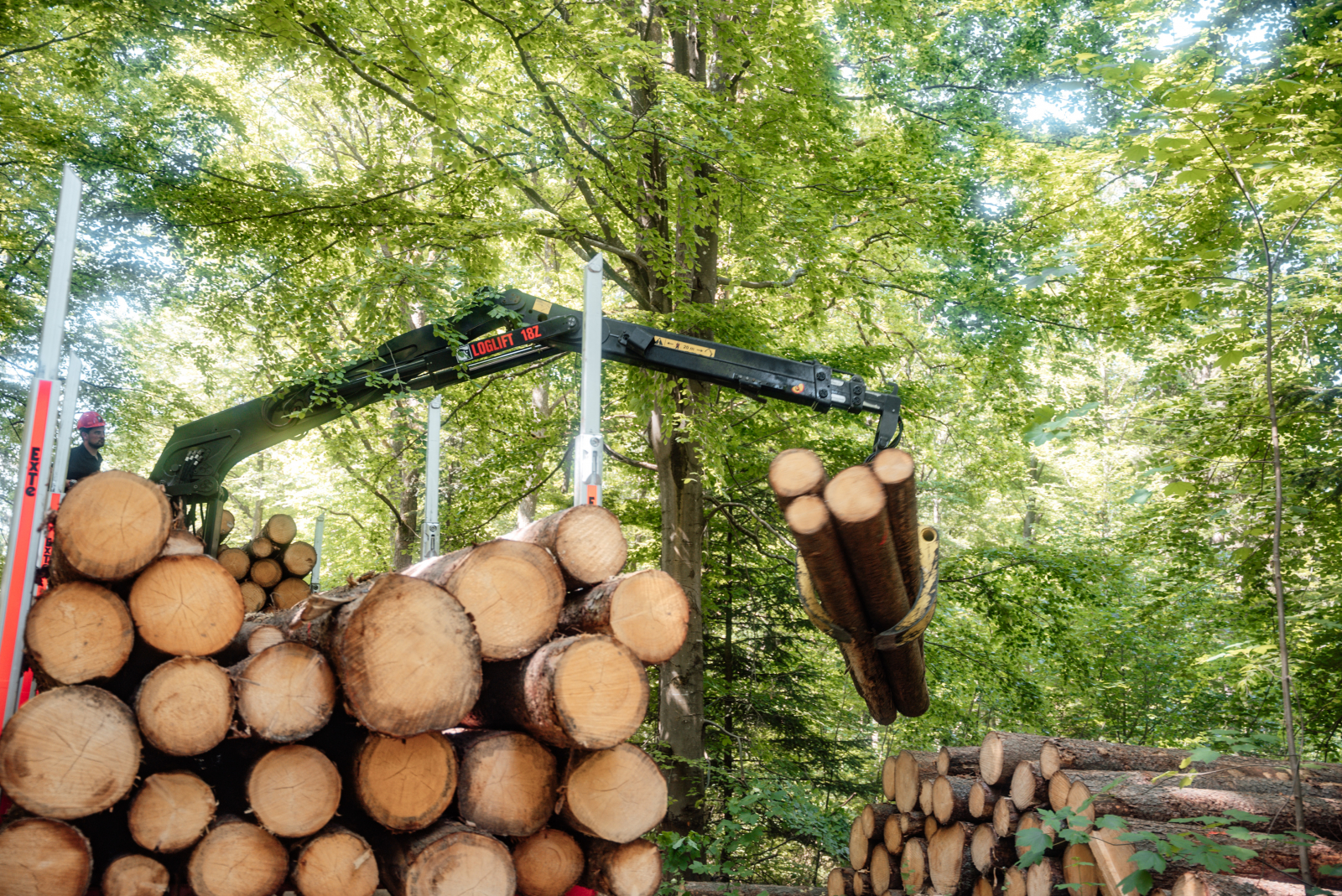 Hiab přináší novou řadu lesnických jeřábů LOGLIFT 18Z s maximální kapacitou 18 tm a maximálním dosahem 10,4 m