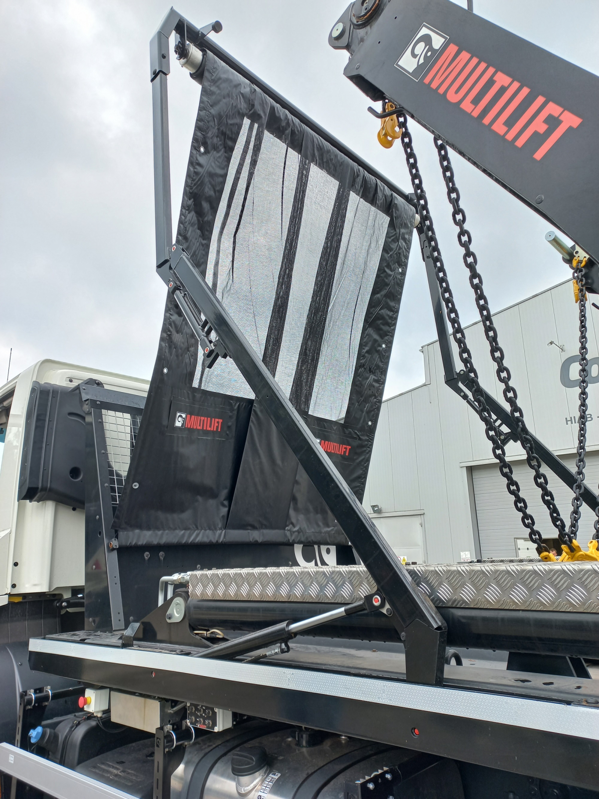 MULTILIFT Futura 12 ton skiploader with telescopic arm extension on DAF chassis in superior equipment