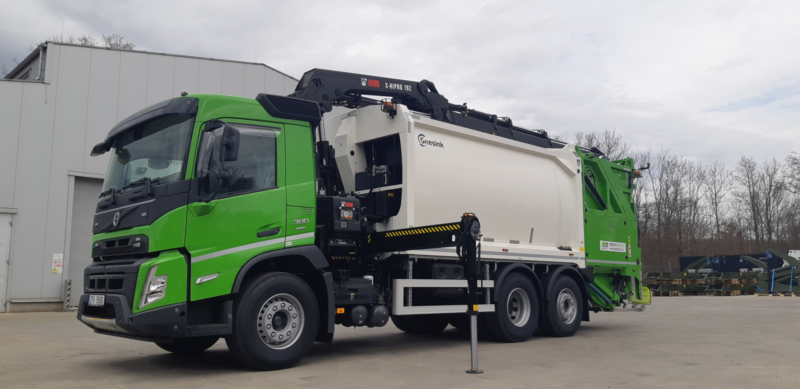 Hydraulický jeřáb Hiab X-HiPro 192 E-3 na podvozku VOLVO 6x2 pro svoz podzemních kontejnerů