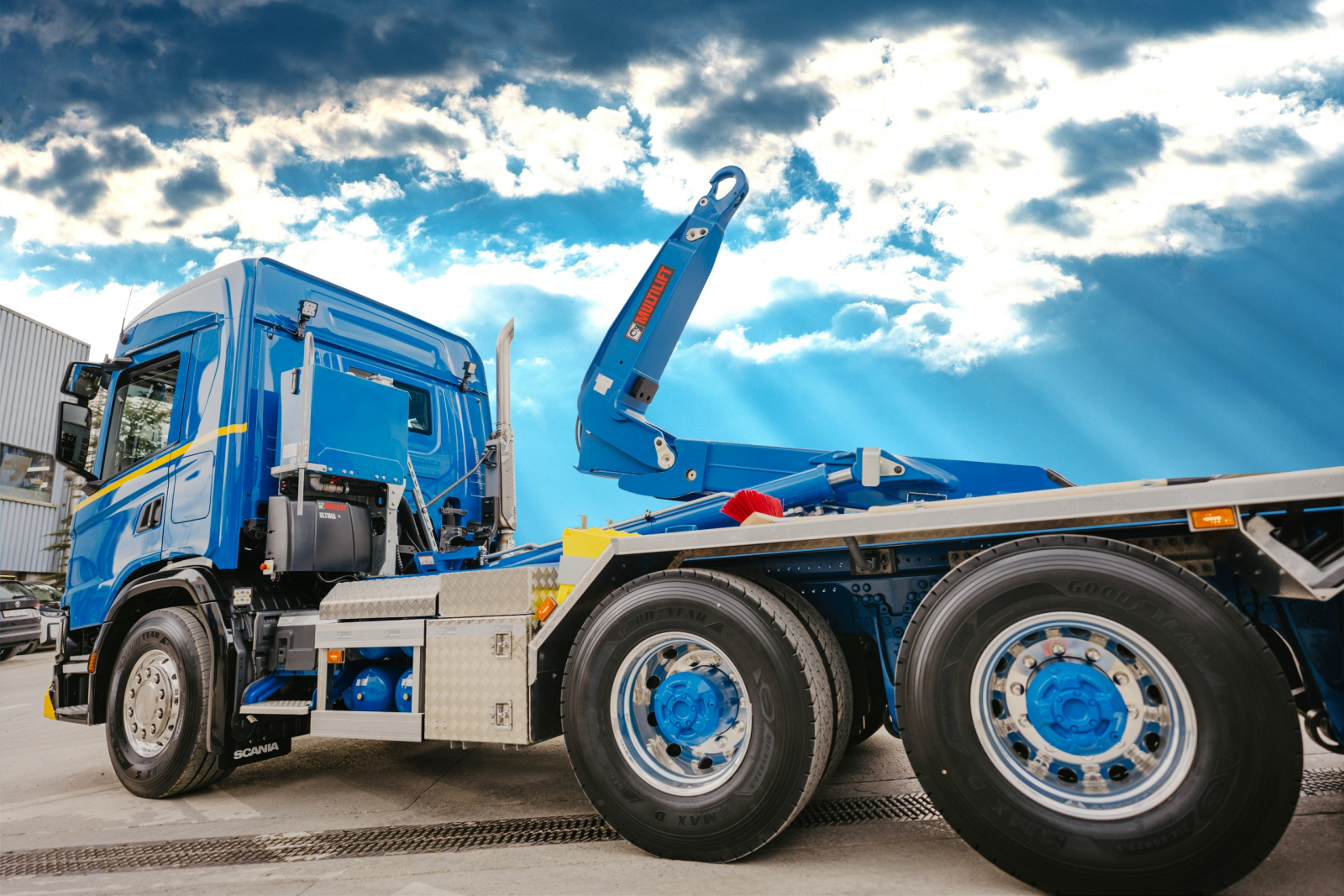 MULTILIFT brings you the solution for the most demanding loading tasks: 28-tonne MULTILIFT Ultima 28Z hooklift!