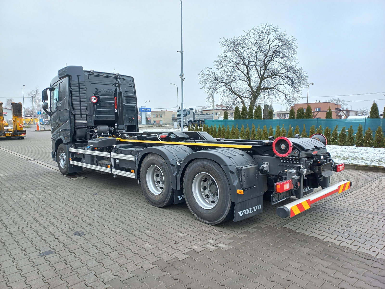 Hákový 21tunový nosič kontejnerů MULTILIFT Ultima 21S.61 na podvozku VOLVO FH-6x4R.