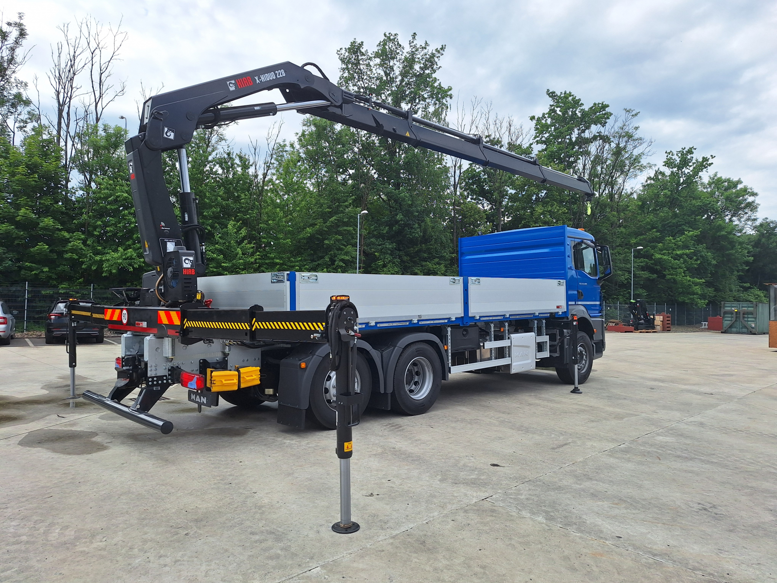 Hydraulický nakládací jeřáb HIAB X-HIDUO 228 B-3 pro generálního dodavatele staveb