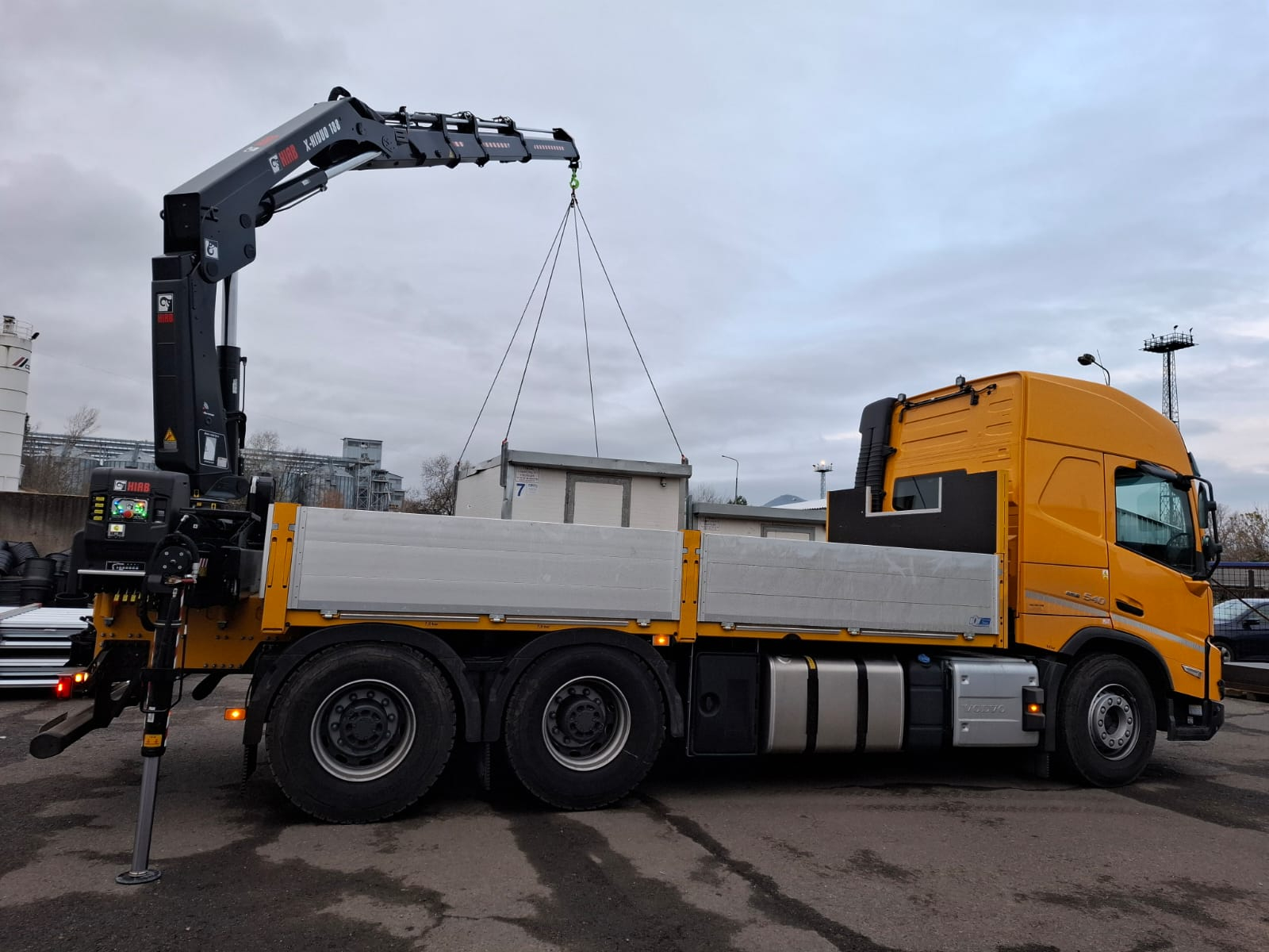 Nový hydraulický nakládací jeřáb HIAB pro stavební holding