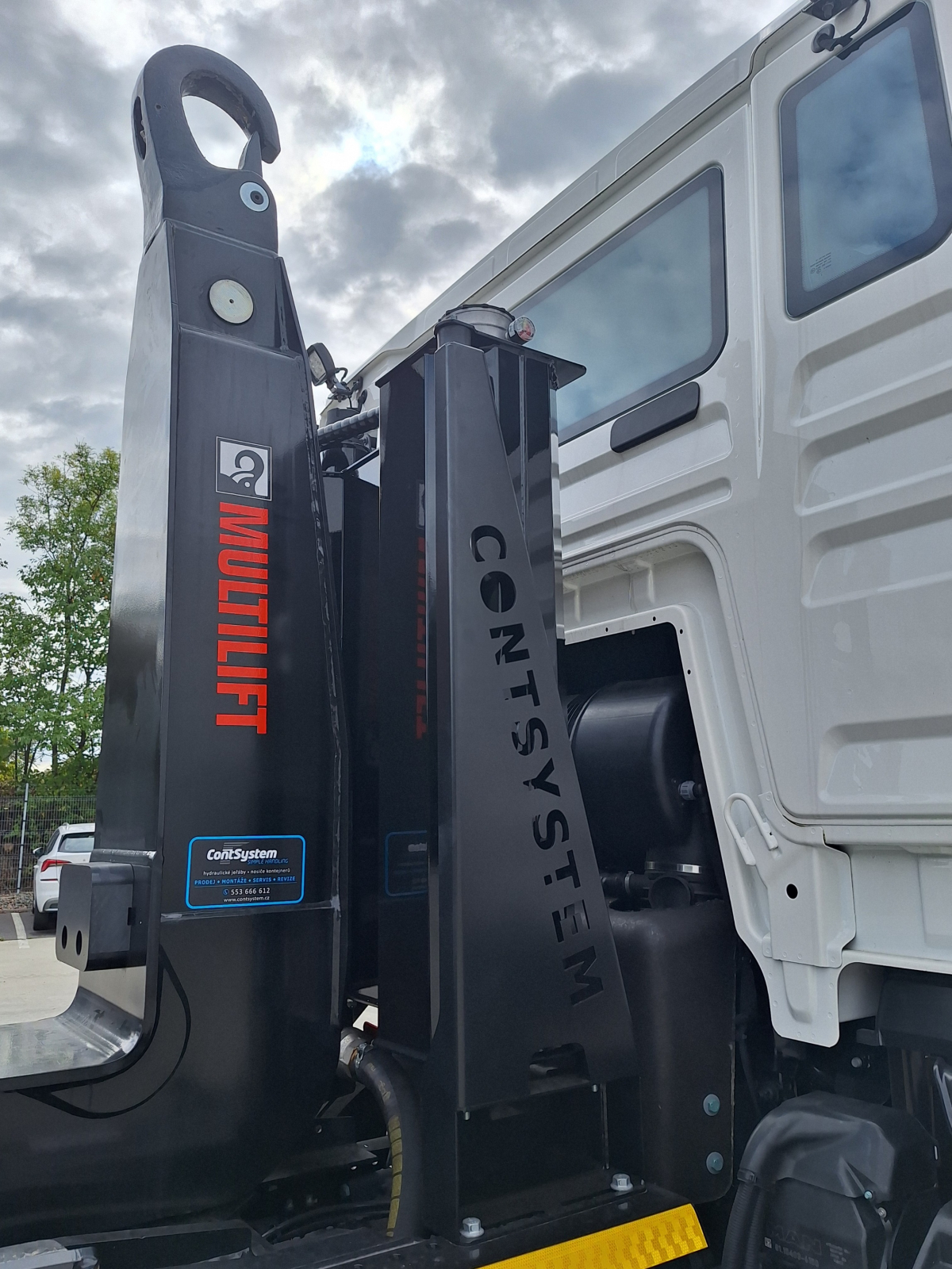 DEMO vehicle equipped with a 21-ton hooklift MULTILIFT Ultima 21Z.59