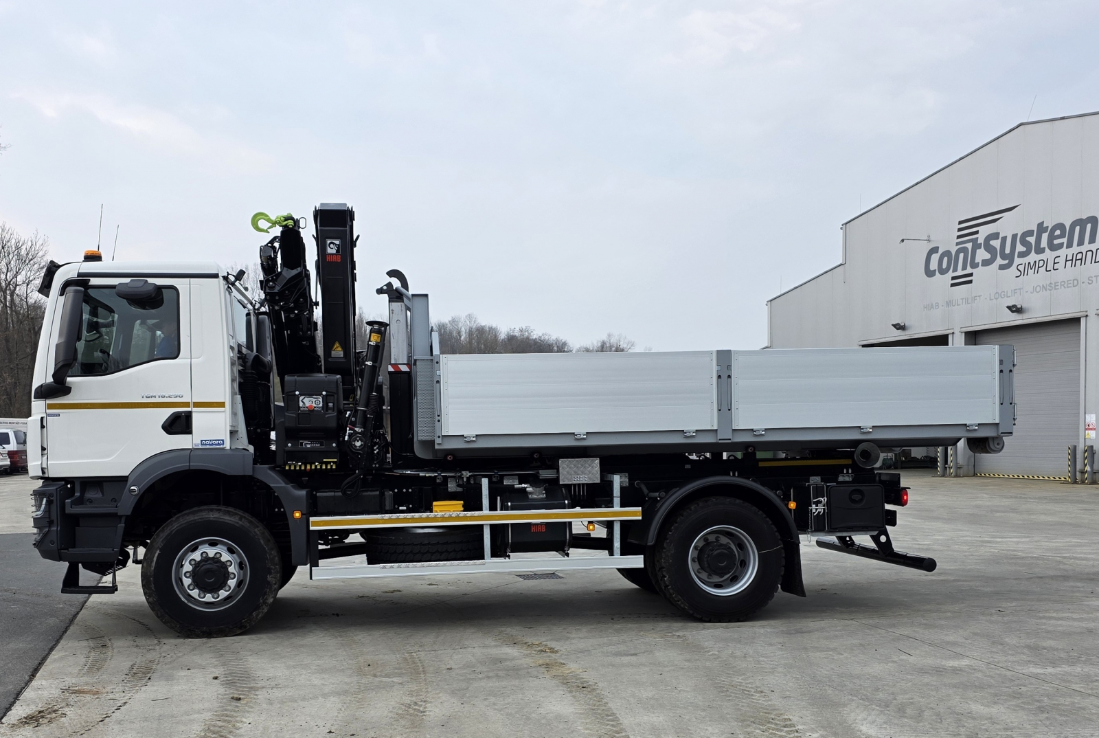 Multifunkční vozidlo s hydraulickým nakládacím jeřábem HIAB iX 158 HiDuo BS-3, nosičem kontejnerů a dalším příslušenstvím