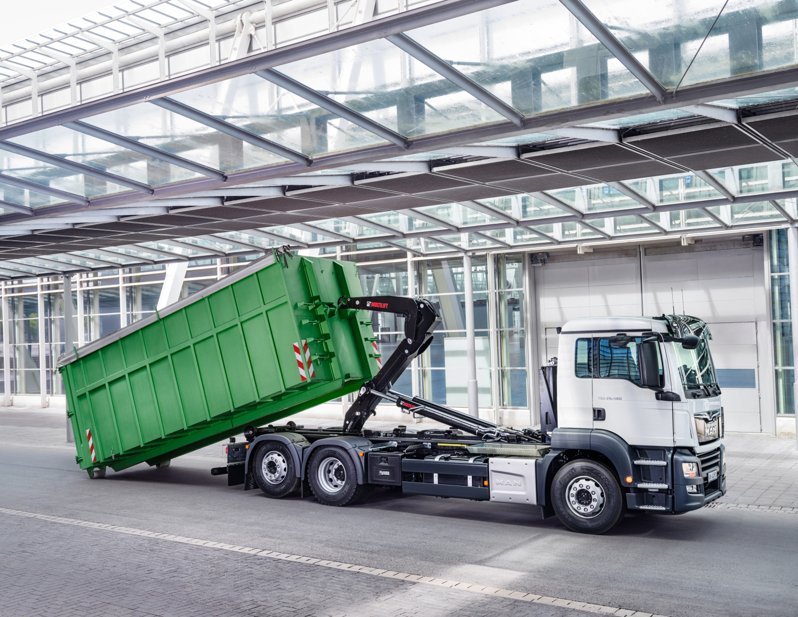 Nosiče kontejnerů MULTILIFT a hydraulické nakládací jeřáby HIAB, které máme skladem