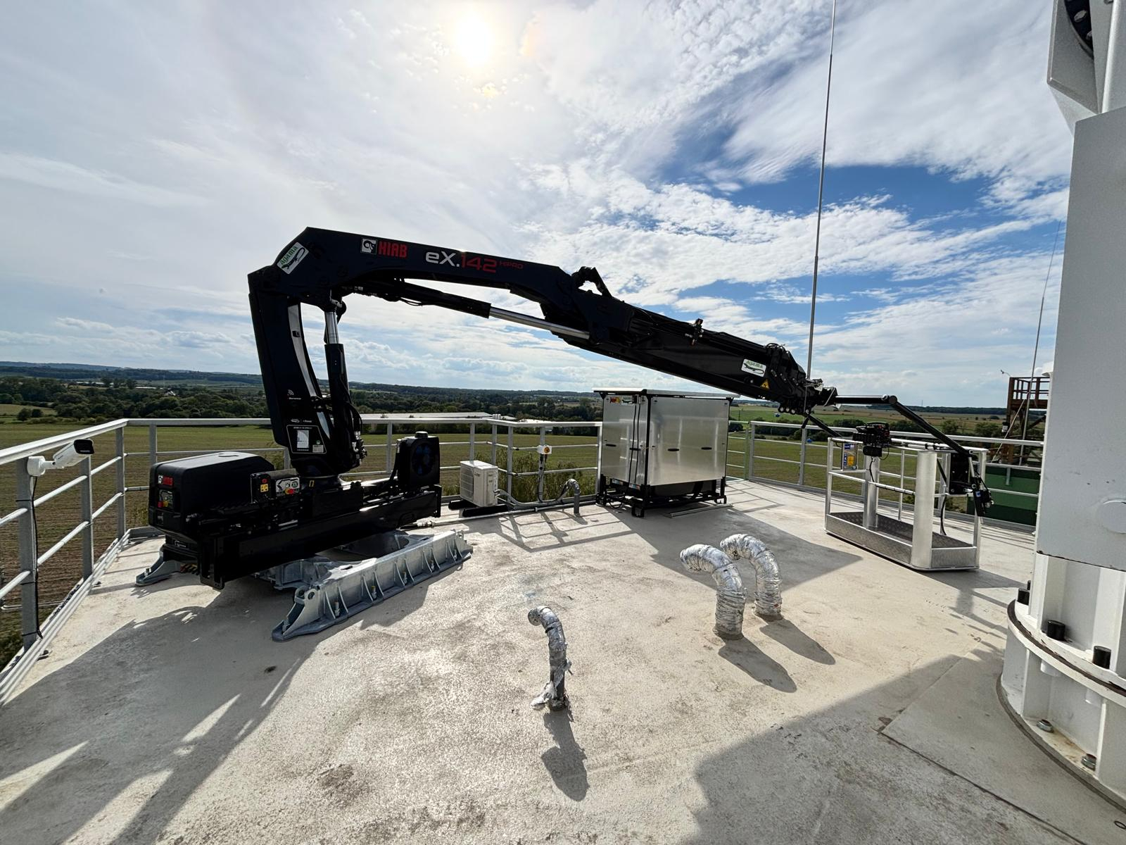HIAB eX.142 HiPro na střeše budovy: když jeřáb musí pracovat tam, kde ho běžně nečekáte