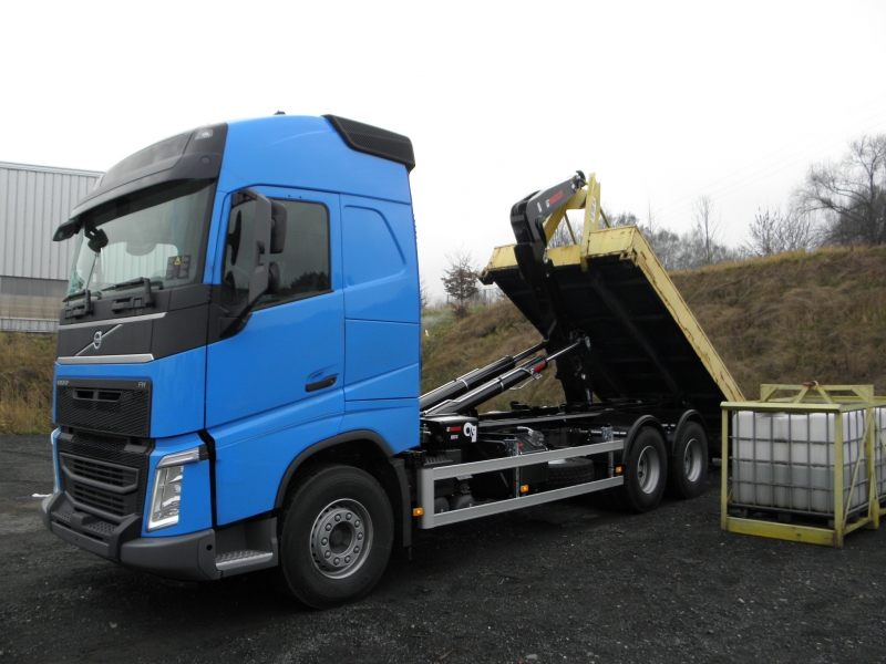 Na podvozku vozidla Volvo překladač kontejnerů Multilift XR21Z