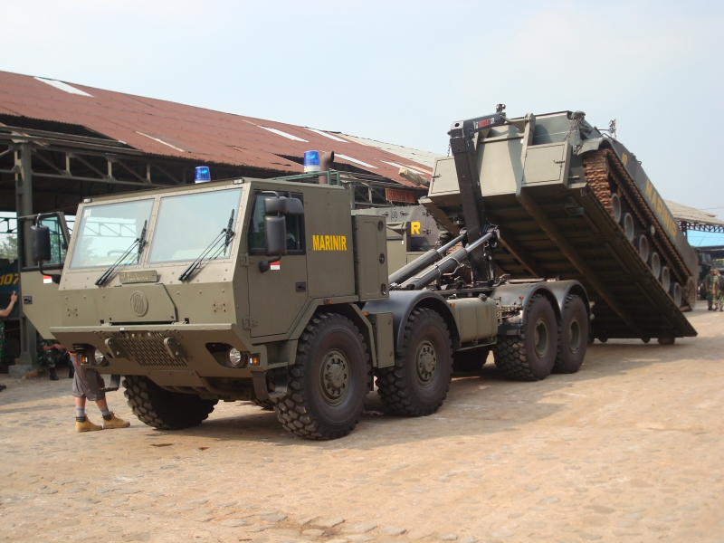 Tatra T815/7 a Multilift XR 26 pro Indonésii